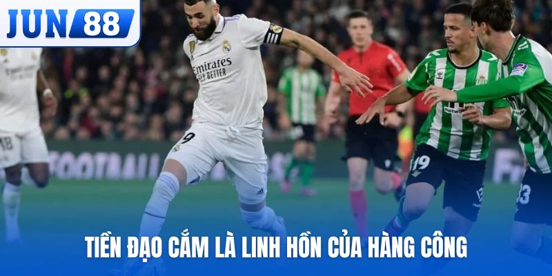 Tiền đạo cắm là linh hồn của hàng công